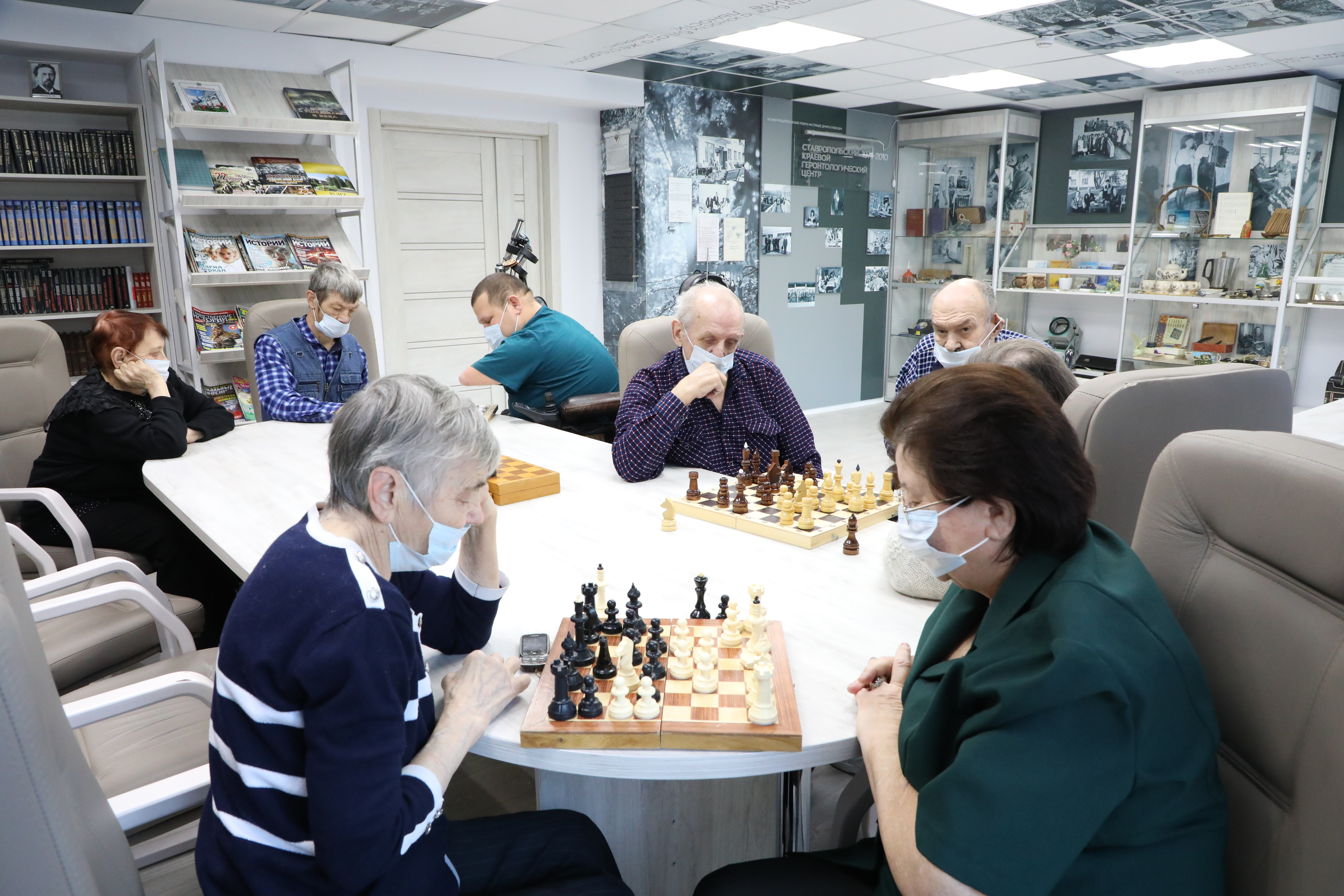 Мягкая мебель в холле